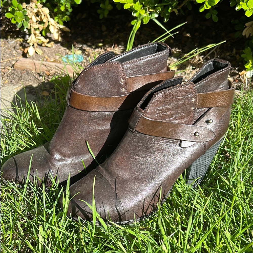 ⭐️SALE⭐️rag and bone Brown Leather Ankle Boots with straps.
